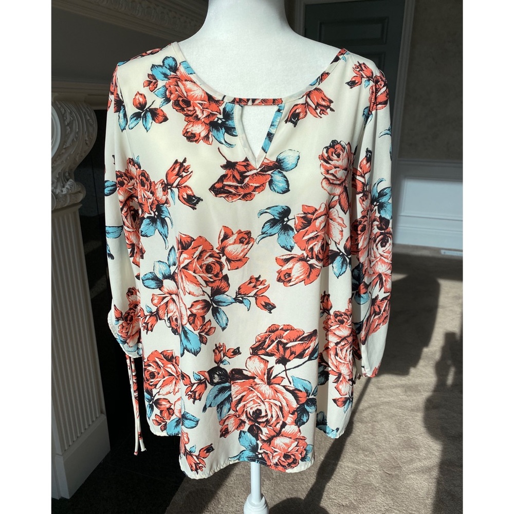 Peppermint floral top with 3/4 sleeves!